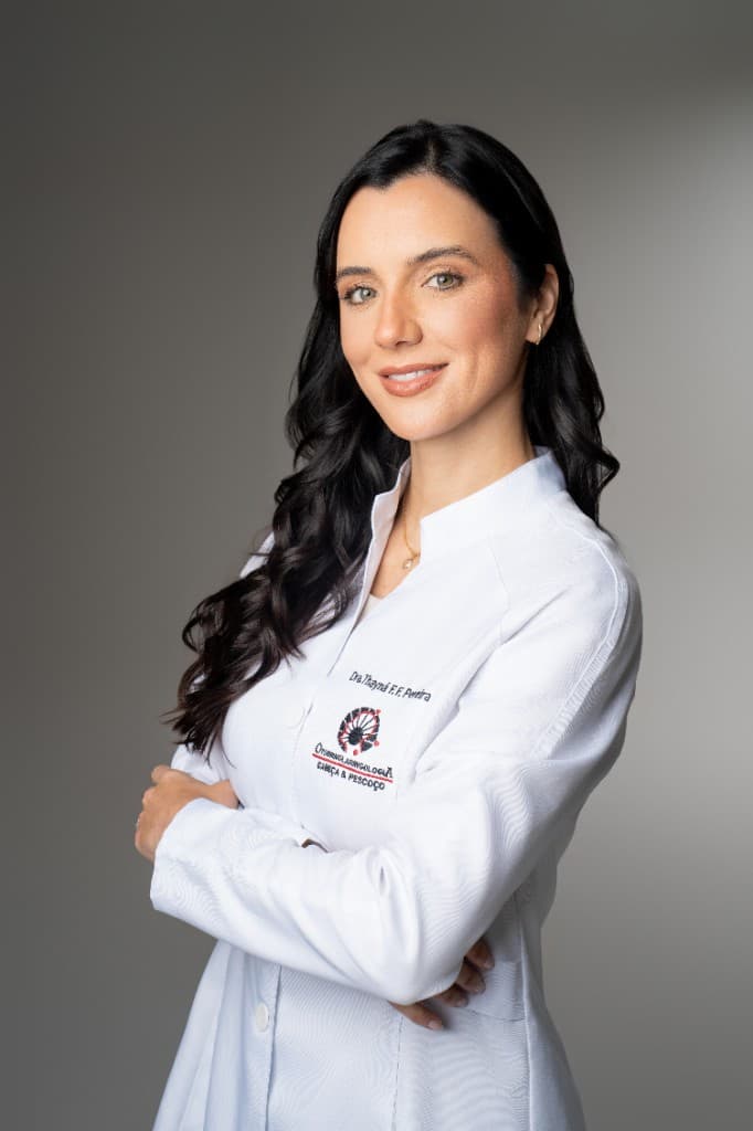 Dra. Thayná Furtado em consultório