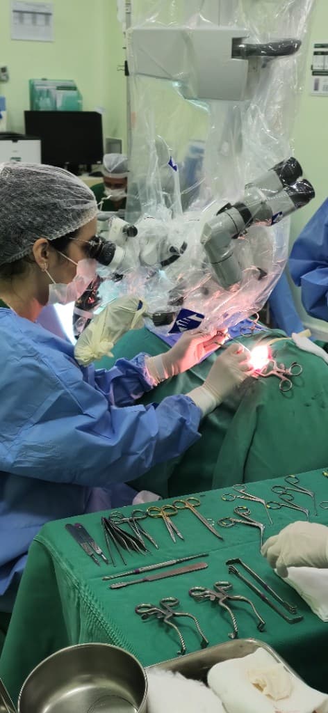 Microcirurgia otológica ao microscópio operatório